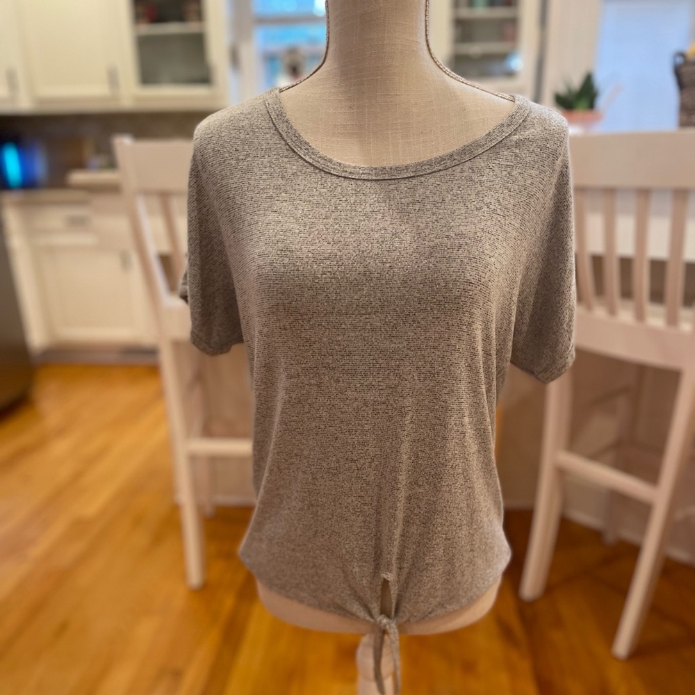 💜 5 for $25 or 3 for $18 Caution to the Wind gray short sleeve knitted t…